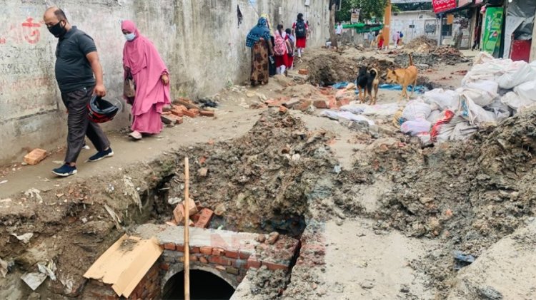 লাখো মানুষকে দুর্ভোগে ফেলে রাজধানীতে চলছে ‘ খোঁড়াখুঁড়ি’
