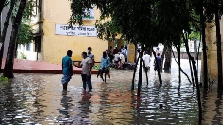 যশোরের নওয়াপাড়া মহিলা কলেজ ভোট কেন্দ্রে হাঁটুপানি মাড়িয়ে ভোটাররা