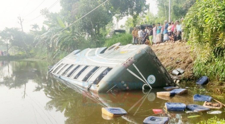 টাঙ্গাই‌লে নিয়ন্ত্রণ হারিয়ে বাস খাদে পড়ে নিহত ১, আহত ১৫