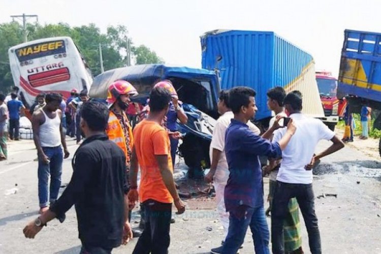 টাঙ্গাইলে ট্রাক-কাভার্ডভ্যান মুখোমুখি সংঘর্ষে  নিহত ৩