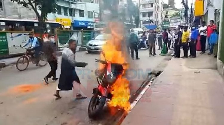 ট্রাফিক পুলিশের ওপর ক্ষুব্ধ হয়ে মোটরসাইকেলে আগুন দিলেন চালক