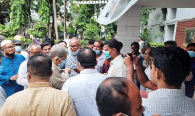 সেনবাগ বিএনপির কমিটি বাতিলের দাবিতে কেন্দ্রীয় কার্যালয়ে স্মারকলিপি পেশ