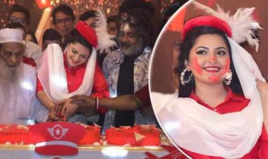 বিমানবালা বেশে নেচে গেয়ে জন্মদিন উদযাপন পরীমনির