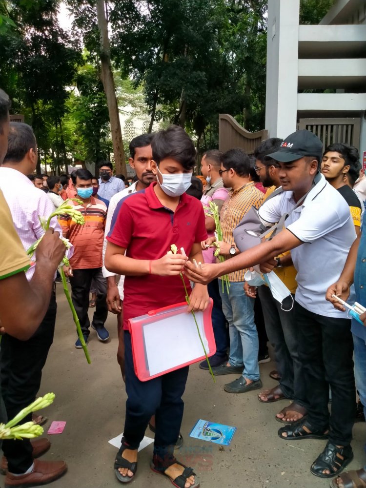 ঢাবি ‘ক’ ইউনিটের ভর্তি পরীক্ষা শিক্ষার্থীদের ছাত্রদলের ফুল ও কলম বিতরণ