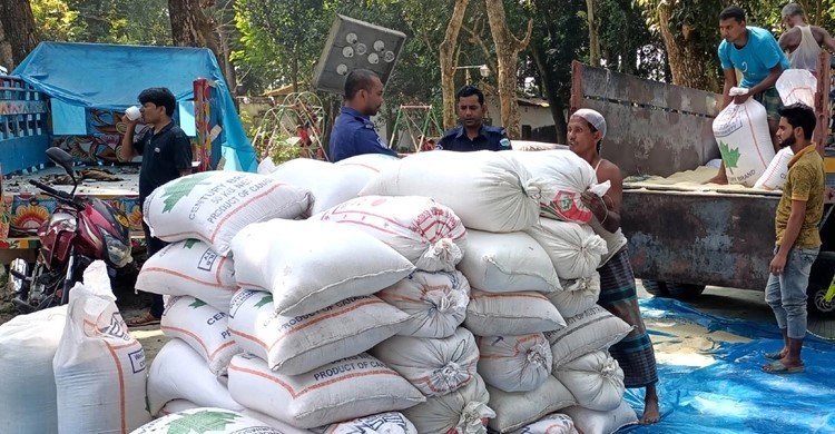 ৯৯৯ এ ফোন পেয়ে বগুড়ায় সরকারি চাল বোঝাই ট্রাক জব্দ