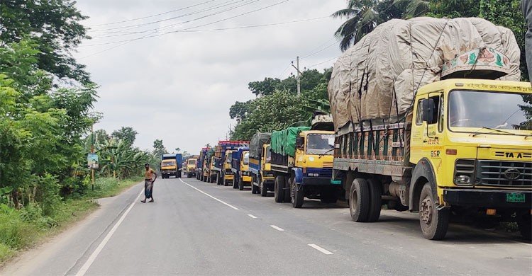 দৌলতদিয়ায় ৪ কিলোমিটার যানবাহনের দীর্ঘ সারি