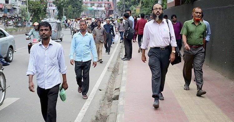 জীবিকার সন্ধানে ঢাকামুখী মানুষ, বাড়ছে জনঘনত্ব