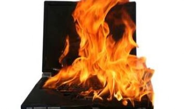 অতিরিক্ত গরম হয়ে আগুন ধরে যাবে না তো আপনার ল্যাপটপে?  ৬টি উপায়ে সুরক্ষিত থাকুন