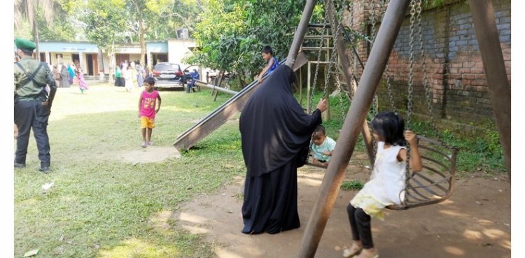 কেন্দ্রে ভোটের অপেক্ষায় মা-বাবা, মাঠে খেলায় মত্ত শিশুরা