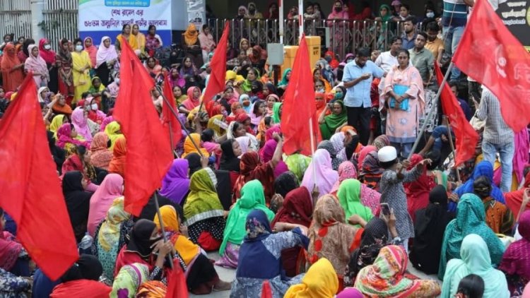 বকেয়া বেতনের দাবিতে টানা ৮ দিন শ্রমভবনের সামনে শ্রমিকদের অবস্থান