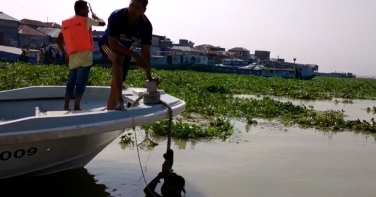 চাঁদপুরে লঞ্চের ধাক্কায় যাত্রীবাহী ট্রলারডুবি, নারী নিখোঁজ