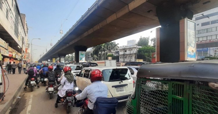 প্রাইভেটকার-মোটরসাইকেল-রিকশার দখলে রাজধানীর সড়ক