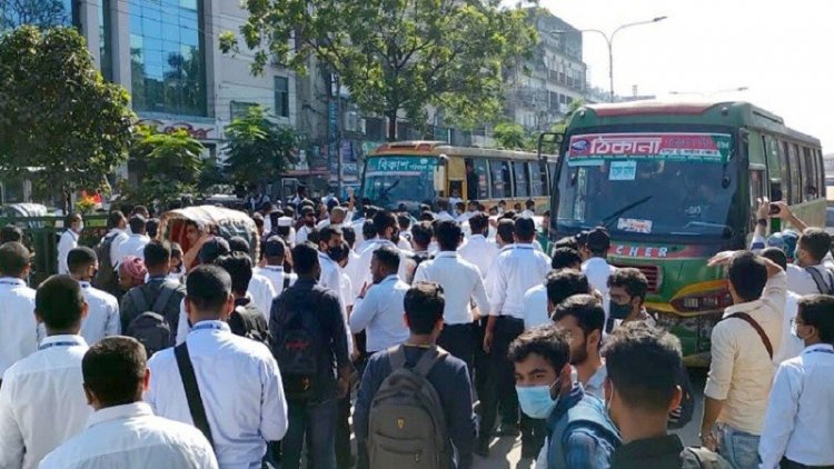 ঢাকা কলেজের সামনে বাস আটকে শিক্ষার্থীদের বিক্ষোভ