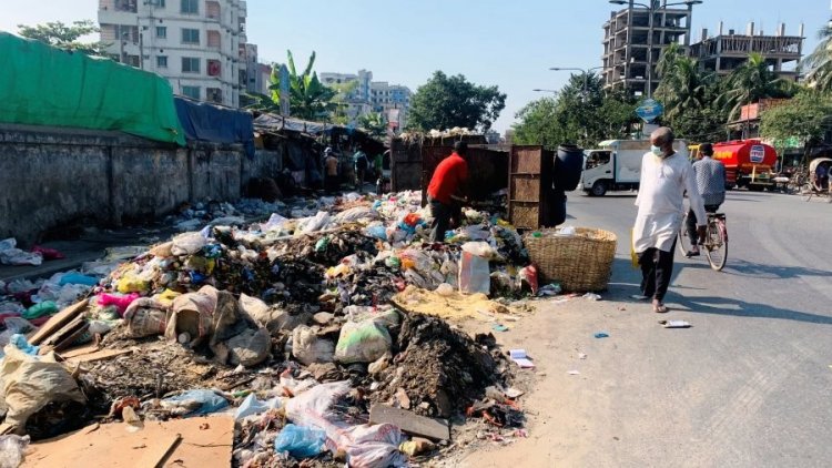 ভাড়াটে চালকরা পালিয়েছেন, নগরজুড়ে বর্জ্যের স্তূপ