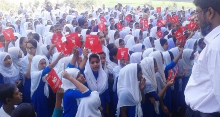 সড়কে অব্যস্থাপনা ও দুর্নীতি, লাল কার্ড দেখালো শিক্ষার্থীরা
