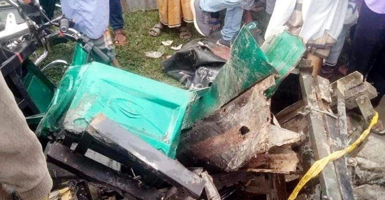 ট্রেনের ধাক্কায় ইজিবাইকের যাত্রী নিহত