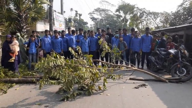 কক্সবাজার বিমানবন্দরে আটকা পড়া চার যাত্রীকে লিফটের দরজা ভেঙে উদ্ধার