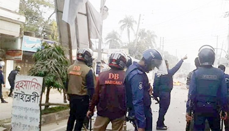 সমাবেশকে ঘিরে পুলিশের সঙ্গে বিএনপি নেতাকর্মীদের সংঘর্ষ