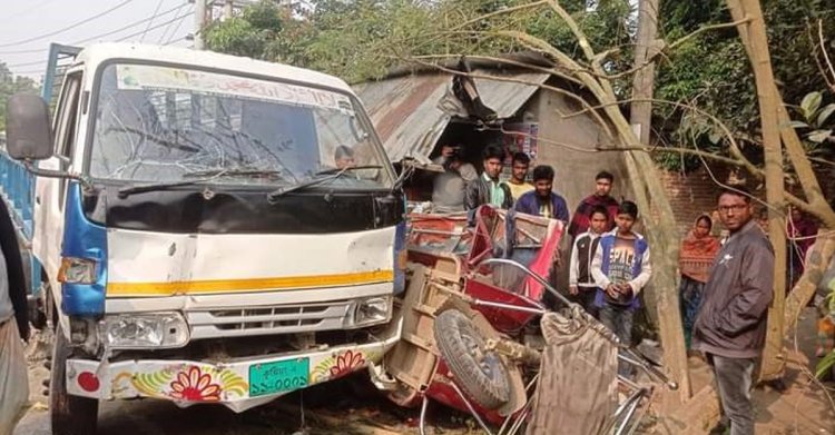 নবাবগঞ্জে পিকআপের ধাক্কায় নিহত ৩