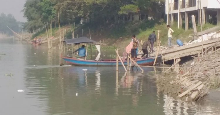 মুন্সিগঞ্জে গৌরগঞ্জ খাল সাঁতরে পার হয় ৪ ইউনিয়নের মানুষ