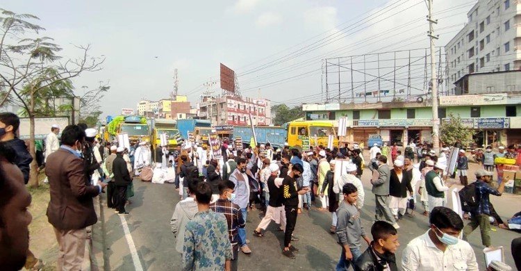 এলজিআরডি মন্ত্রীর অপসারণ দাবীতে কুমিল্লায় তরিকত ফেডারেশনের সড়ক অবরোধ