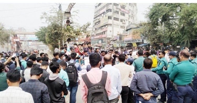 বিশ্ববিদ্যালয়ে দ্বিতীয়বার ভর্তি পরীক্ষার দাবিতে নীলক্ষেতে অবরোধ