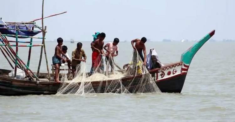 রাতে শেষ হচ্ছে নিষেধাজ্ঞা, ইলিশ ধরার অপেক্ষায় জেলেরা