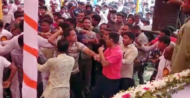 আ’লীগের সম্মেলনে কেন্দ্রীয় নেতার সামনেই কর্মীদের চেয়ার ছোড়াছুড়ি