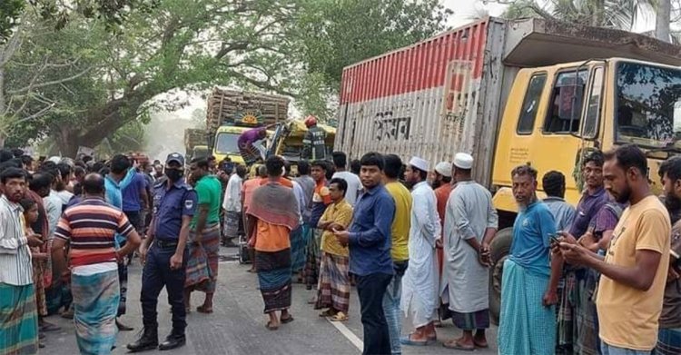 মেহেরপুরে দাঁড়িয়ে থাকা কাভার্ড ভ্যানে মিনি ট্রাকের ধাক্কায় নিহত ২