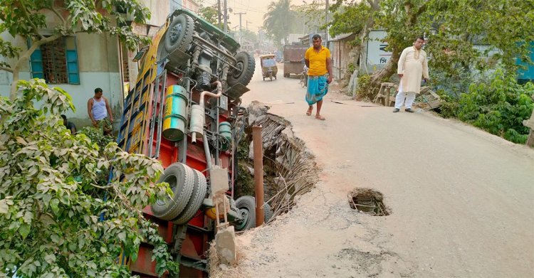 সোনারগাঁয়ে ঝুঁকিপূর্ণ সেতু ভেঙে ট্রাক খালে