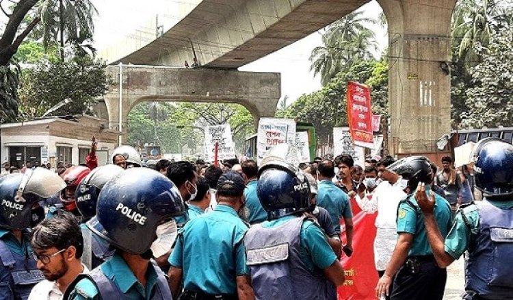 নিত্যপ্রয়োজনীয় দ্রব্যের মূল্য বৃদ্ধির প্রতিবাদে বাম সংগঠনের মিছিলে পুলিশী বাধা