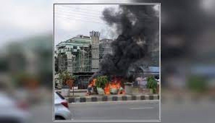 বনানীতে সিলিন্ডার বিস্ফোরণে মাইক্রোবাসে আগুন