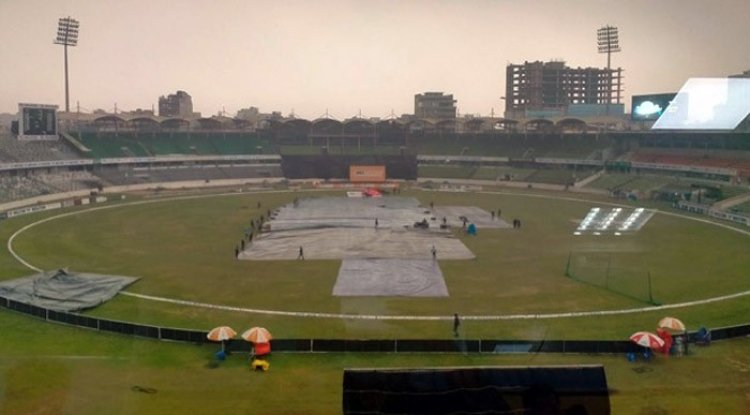  মাঠে নামতেই বৃষ্টিতে ভিজলেন মুশফিক-ইয়াসিররা