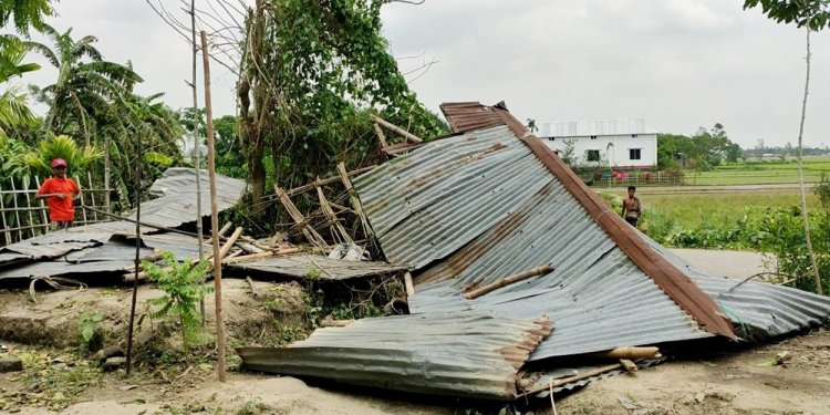 ঝড়ে উড়ে গেছে ঘর-বাড়ি, ২০০ পরিবারের মানবেতর জীবনযাপন