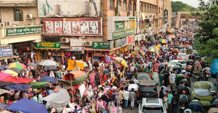 ঈদের কেনাকাটায় নিউমার্কেট জনসমুদ্র