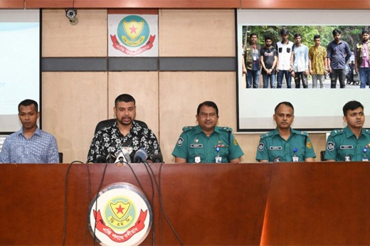 অনলাইনে অর্ডার নিয়ে ছেড়া-পুরানো কাপড় পাঠাতো তারা