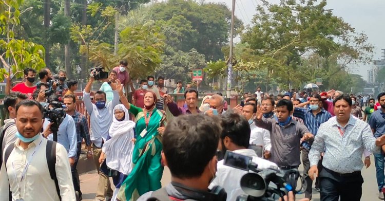 শিক্ষকদের ওপর ইটপাটকেল নিক্ষেপ: ভেস্তে গেল আলোচনার চেষ্টা