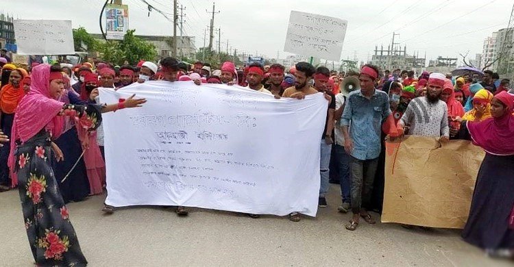 সিদ্ধিরগঞ্জে বকেয়া বেতনের দাবিতে গার্মেন্ট শ্রমিকদের বিক্ষোভ