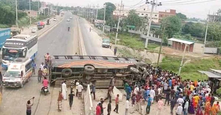 ধামরাইয়ে নির্মাণাধীন সড়কে গর্ত, বাস উল্টে আহত ১৫