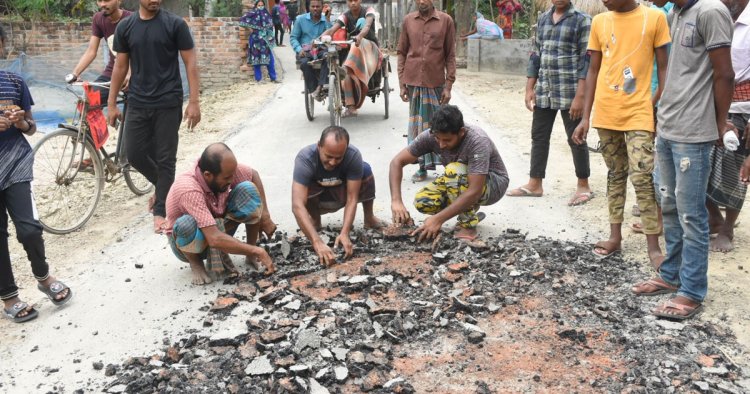 সপ্তাহ পার না হতেই উঠে যাচ্ছে নতুন সড়কের পিচ