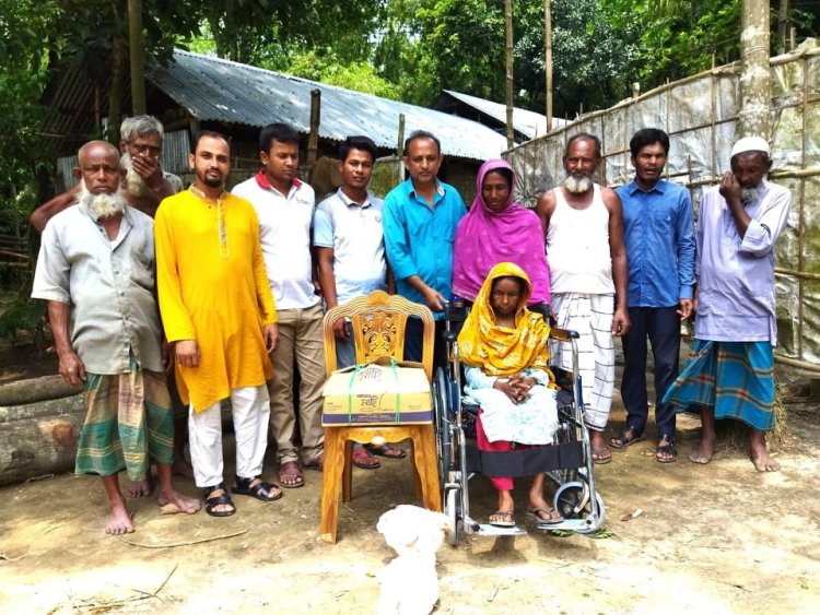 অসুস্থ হামিদা খাতুনকে হুইল চেয়ার ও ঈদ-সামগ্রী উপহার দিল স্বেচ্ছাসেবক দল