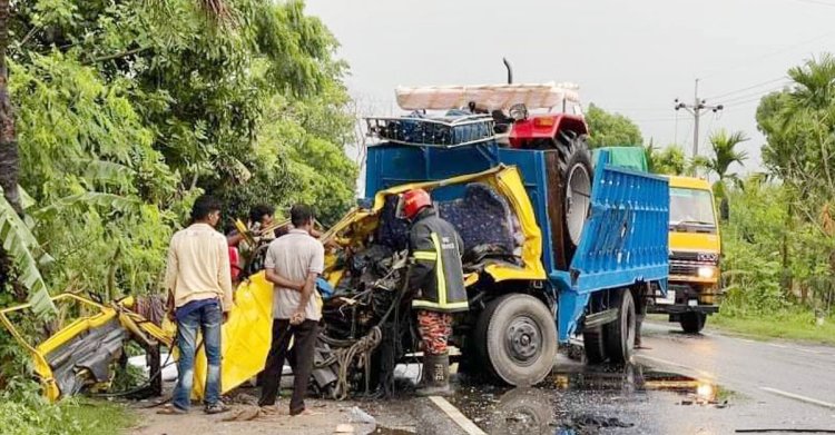 নাটোরে দুই ট্রাকের সংঘর্ষে প্রাণ গেল চালকের