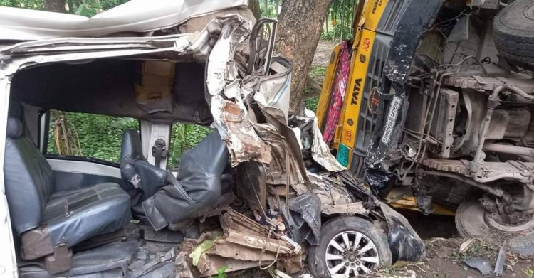 নাটোরে ট্রাক-মাইক্রোবাস সংঘর্ষে প্রাণ গেল ২ জনের