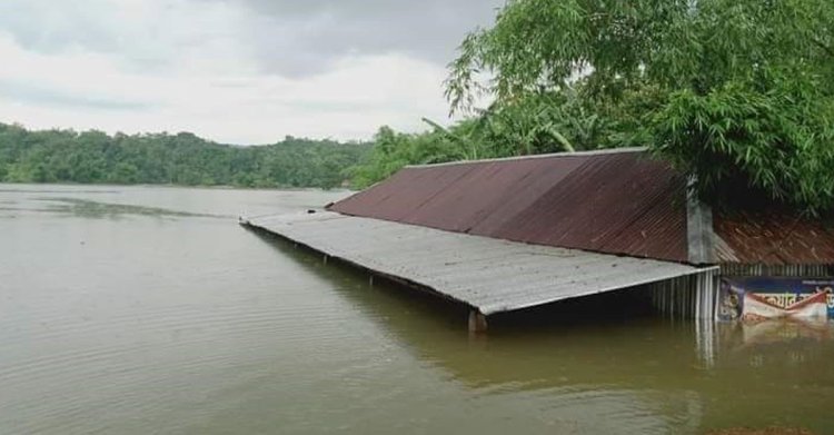 পানিতে ভাসছে সিলেট