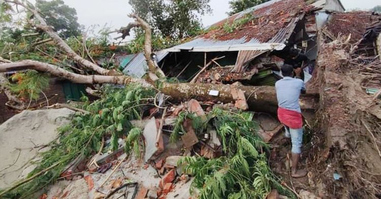 কালবৈশাখীর তাণ্ডবে লন্ডভন্ড কুষ্টিয়া