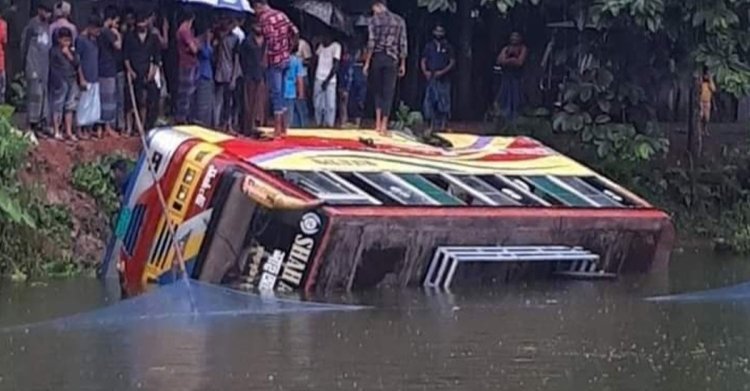 নিয়ন্ত্রণ হারিয়ে পুকুরে বাস, প্রাণ গেল ব্যবসায়ীর