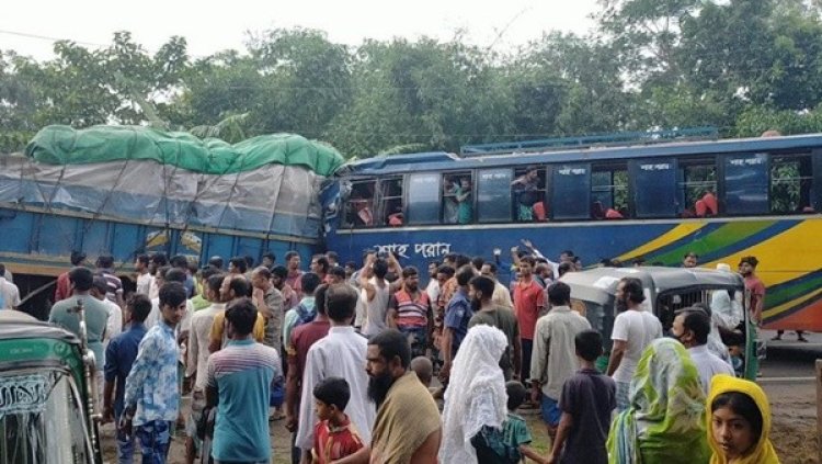 নেত্রকোনায় বাস-ট্রাক সংঘর্ষে নিহত ২