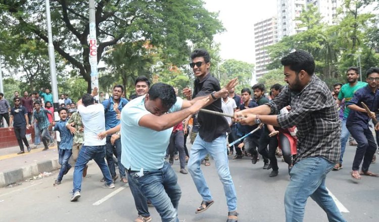 ছাত্রদলের ওপর চাপাতি, হকিস্টিক, রড নিয়ে ছাত্রলীগের বর্বর হামলা, আহত শতাধিক