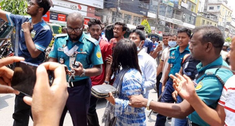 পরকীয়া প্রেমিকসহ আবাসিক হোটেলে স্ত্রী, পুলিশে দিলেন স্বামী