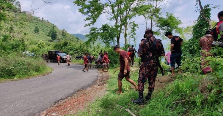 বান্দরবানে পর্যটকবাহী মাইক্রোবাস খাদে পরে নিহত ২